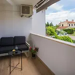 Exquisites Mit Eigener Galerie, Babybett, Waschmaschine Und Nur 700 Meter Zum Poreč