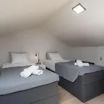 Exquisites Mit Eigener Galerie, Babybett, Waschmaschine Und Nur 700 Meter Zum * Poreč