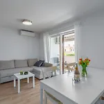 Exquisites Mit Eigener Galerie, Babybett, Waschmaschine Und Nur 700 Meter Zum * Poreč