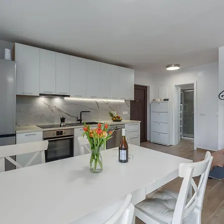 Exquisites Mit Eigener Galerie, Babybett, Waschmaschine Und Nur 700 Meter Zum Apartment *