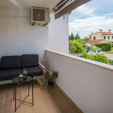 Exquisites Mit Eigener Galerie, Babybett, Waschmaschine Und Nur 700 Meter Zum Porec