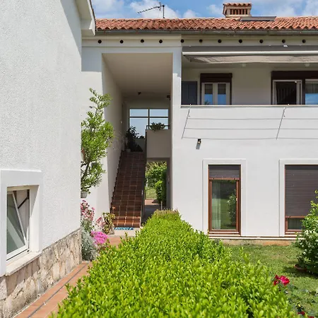 Exquisites Mit Eigener Galerie, Babybett, Waschmaschine Und Nur 700 Meter Zum * Porec
