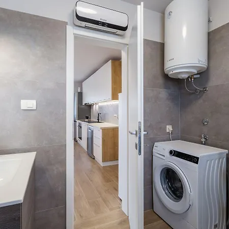 Exquisites Mit Eigener Galerie, Babybett, Waschmaschine Und Nur 700 Meter Zum Apartment Porec
