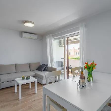 Exquisites Mit Eigener Galerie, Babybett, Waschmaschine Und Nur 700 Meter Zum * Porec