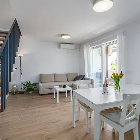 Apartment Exquisites Mit Eigener Galerie, Babybett, Waschmaschine Und Nur 700 Meter Zum Porec