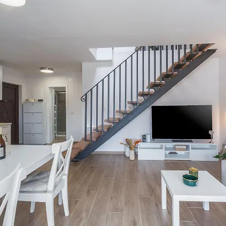 Apartment Exquisites Mit Eigener Galerie, Babybett, Waschmaschine Und Nur 700 Meter Zum *